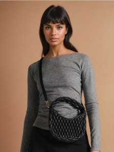 Torebka pikowana z odpinanym paskiem - czarny