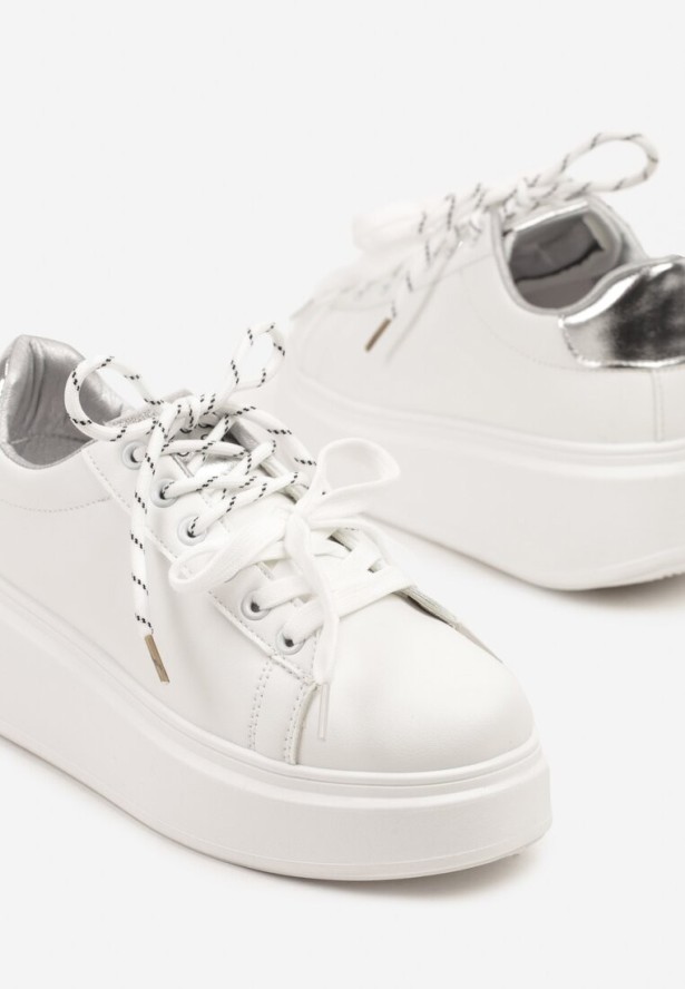 Biało-Srebrne Sneakersy Ozdobione Podwójnym Wiązaniem Zdivane