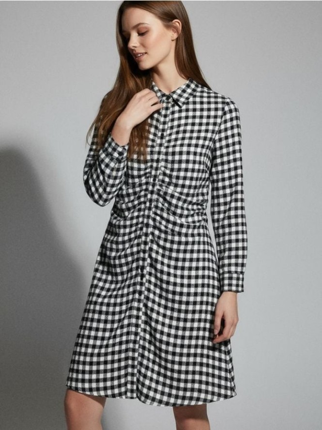 Koszulowa sukienka mini z marszczeniem z przodu i długim rękawem - wielobarwny