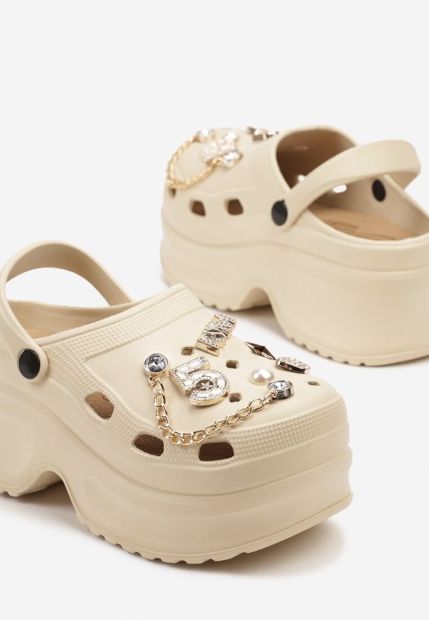 Beżowe Klapki na Platformie Ozdobione Aplikacjami i Perełkami Heleldi