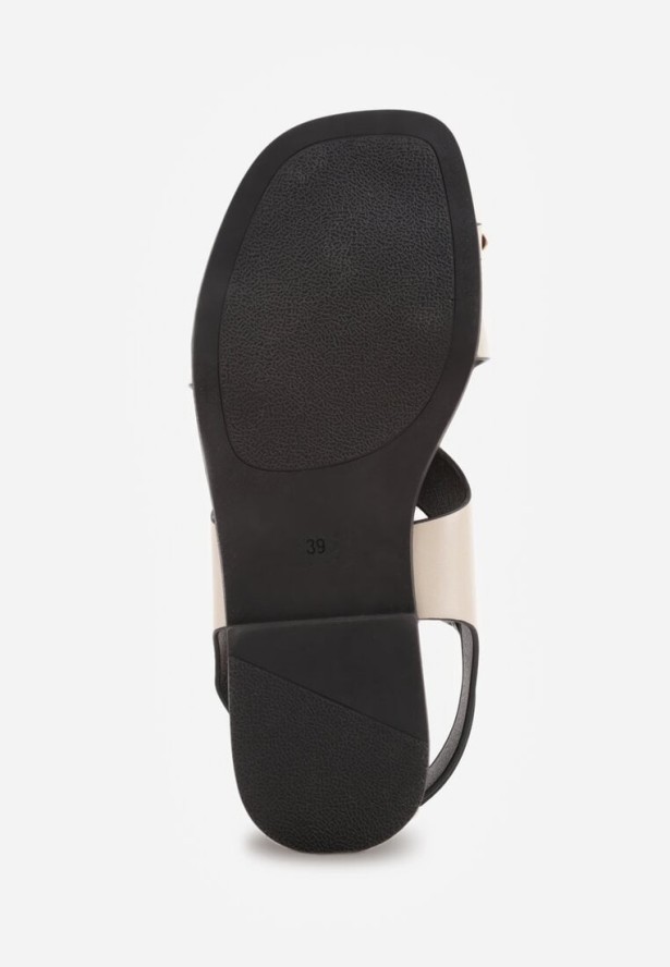 Beżowe Sandały w Stylu Japonek Ozdobione Metaliczną Aplikacją Carover