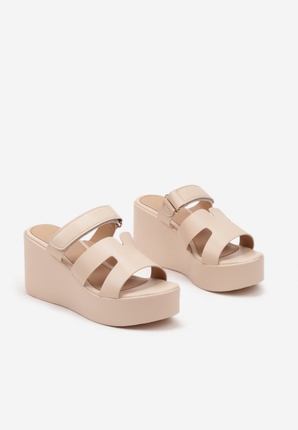 Beżowe Klapki na Koturnie Ozdobione Geometryczną Cholewką Isavira