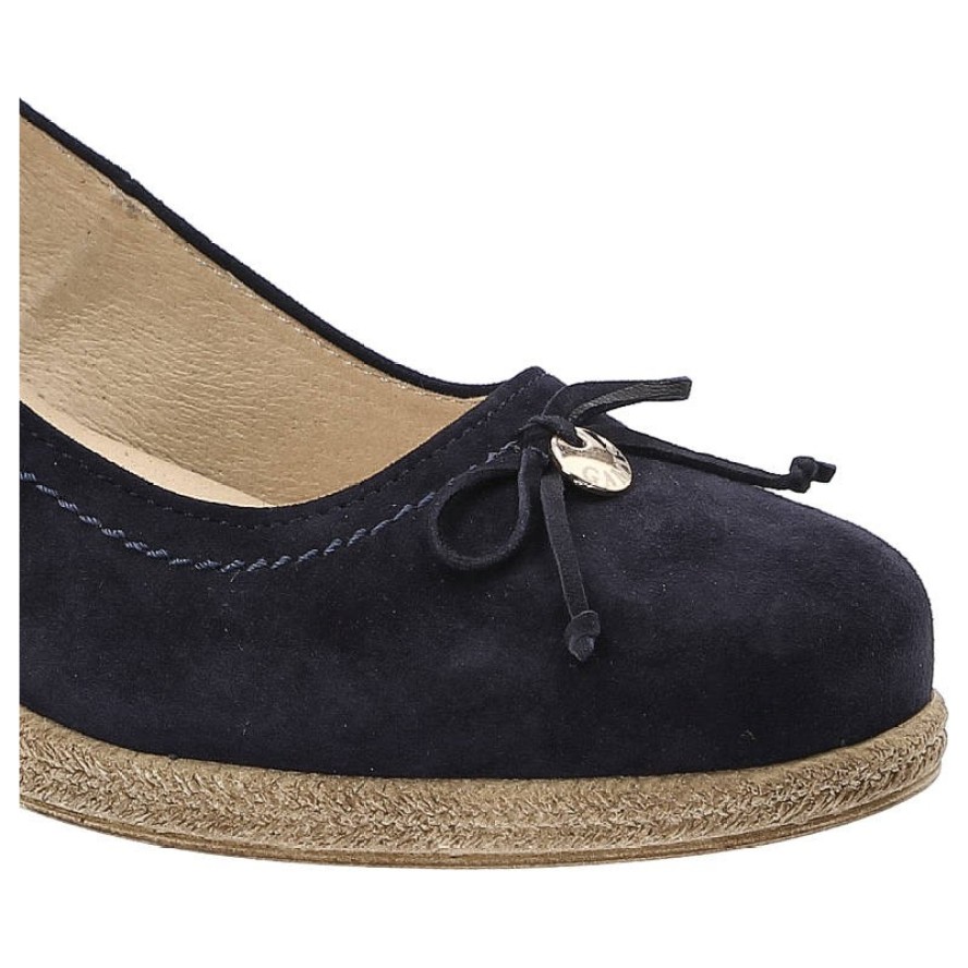 Półbuty damskie Gamis, skóra naturalna zamszowa z dekoracyjną kokardką nad palcami i wysokim koturnie, granat, 3605