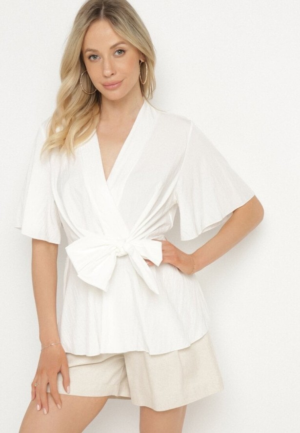 Biała Kopertowa Bluzka z Wiskozą Ozdobiona Supłem Tanathria