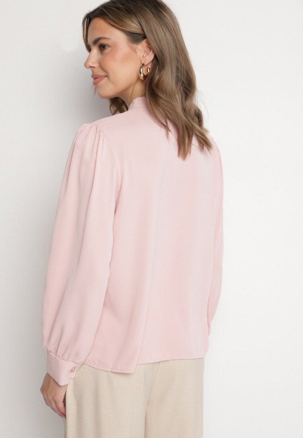 Różowa Bluzka Ozdobiona Falbaną i Perełkami Dorretia