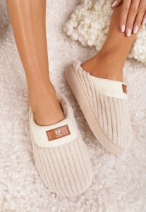 Beżowe Kapcie z Futerka Ozdobione Tłoczeniem i Naszywką Lavetire