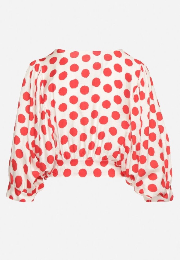 Biało-Czerwona Wiskozowa Bluzka z Rękawami Nietoperz Wiązana na Dole w Kropki Divesse