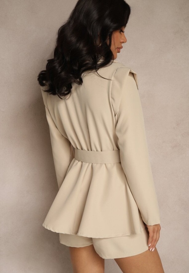 Beżowy Taliowany Kombinezon Imitujący Garnitur z Paskiem i Cyrkoniami Milazi