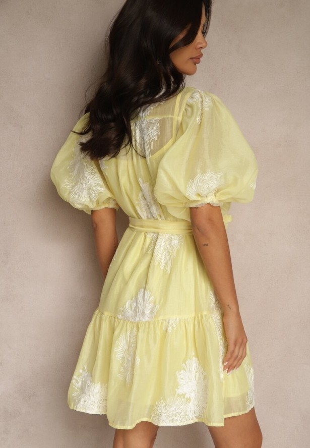 Żółta Sukienka Koszulowa z Bawełną Ozdobiona Paskiem i Haftami Lirine