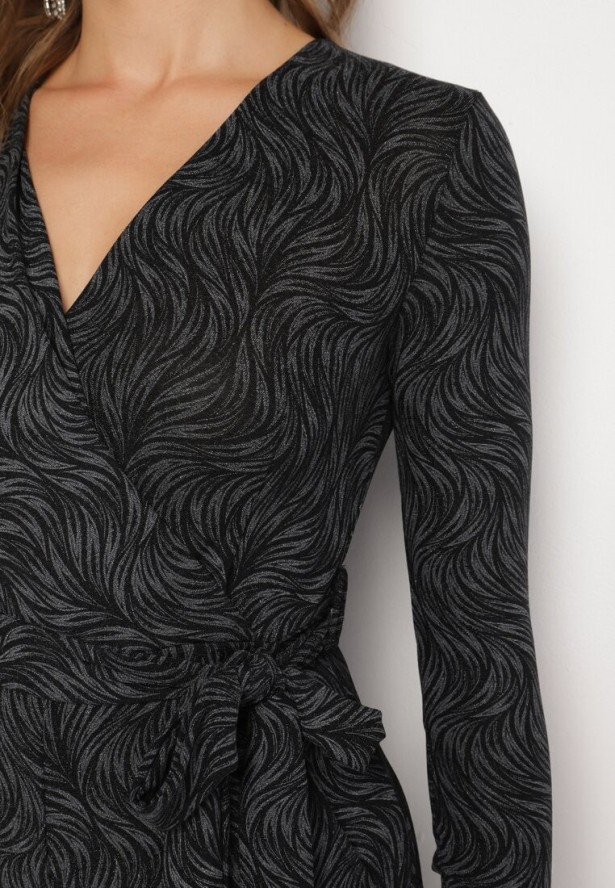 Czarny Kombinezon z Wiskozą o Kopertowym Kroju z Paskiem Zdobiony Metaliczną Nicią Loradi