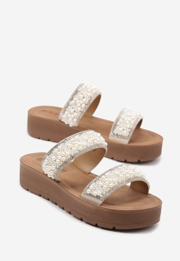 Beżowe Klapki na Niskiej Platformie Zdobione Cyrkoniami i Perłami Rosanidra
