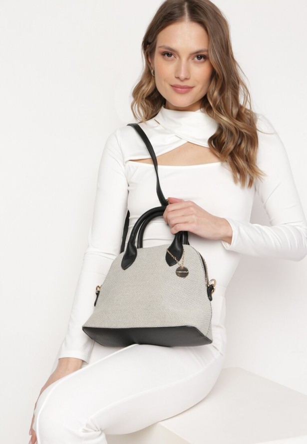 Czarna Torebka na Regulowanym Pasku z Metalicznymi Okuciami i Brelokiem Zalliera