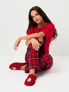 Świąteczne kapcie z motywem renifera - czerwony