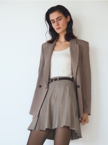 Plisowana spódnica z paskiem - beżowy