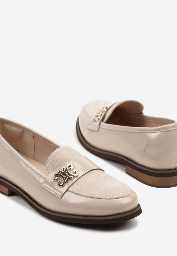 Beżowe Mokasyny Lakierowane z Metaliczną Ozdobą Nilionis