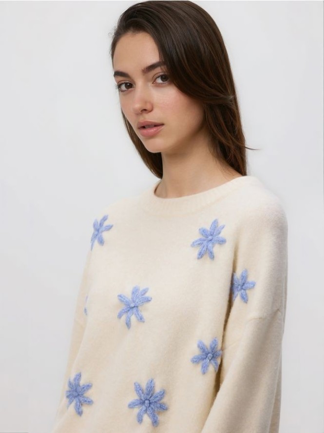 Sweter z aplikacjami 3D - wielobarwny