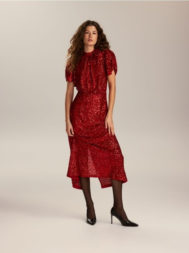Cekinowa sukienka z bufiastymi rękawami - czerwony