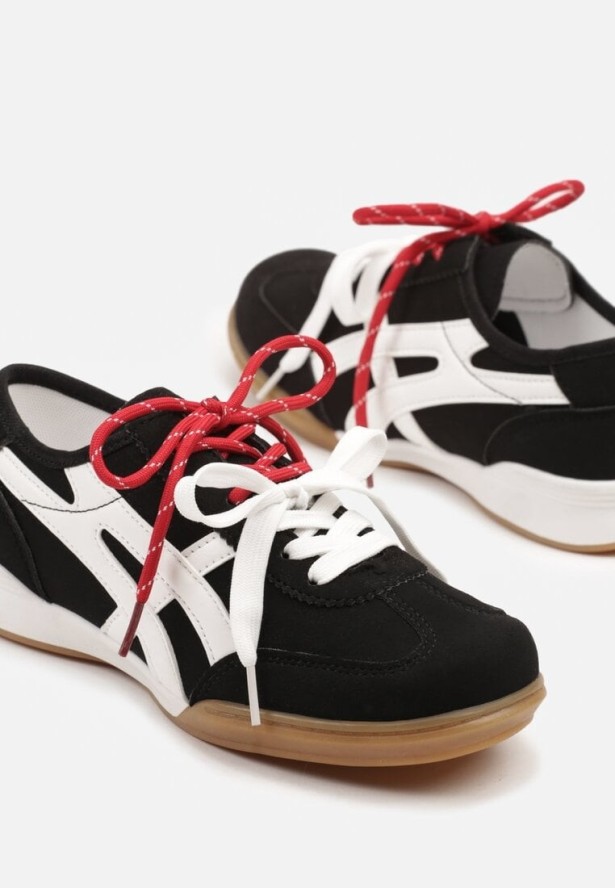 Czarne Sneakersy z Podwójnym Wiązaniem Ozdobione Paskami Varozi