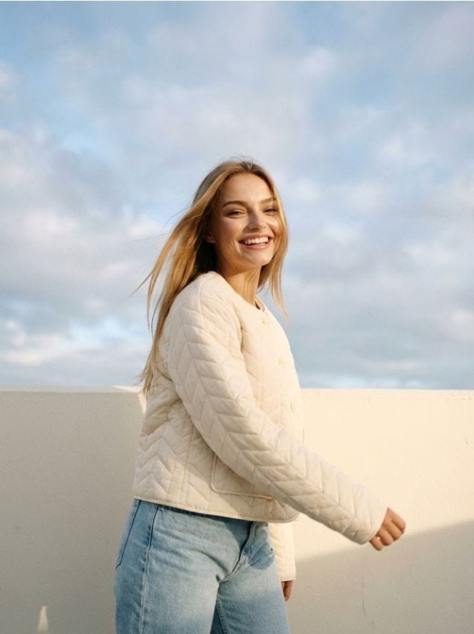 Pikowana kurtka w jodełkę zapinana na guziki - kremowy