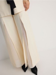 Garniturowe spodnie z szyfonową wstawką - kremowy