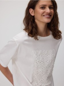 Bawełniany t-shirt ze zdobieniem - biały