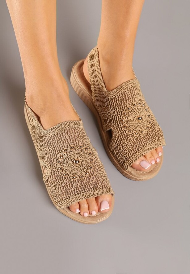 Ciemnobeżowe Szydełkowe Sandały z Elastycznym Paskiem i Metaliczną Aplikacją Mailisa