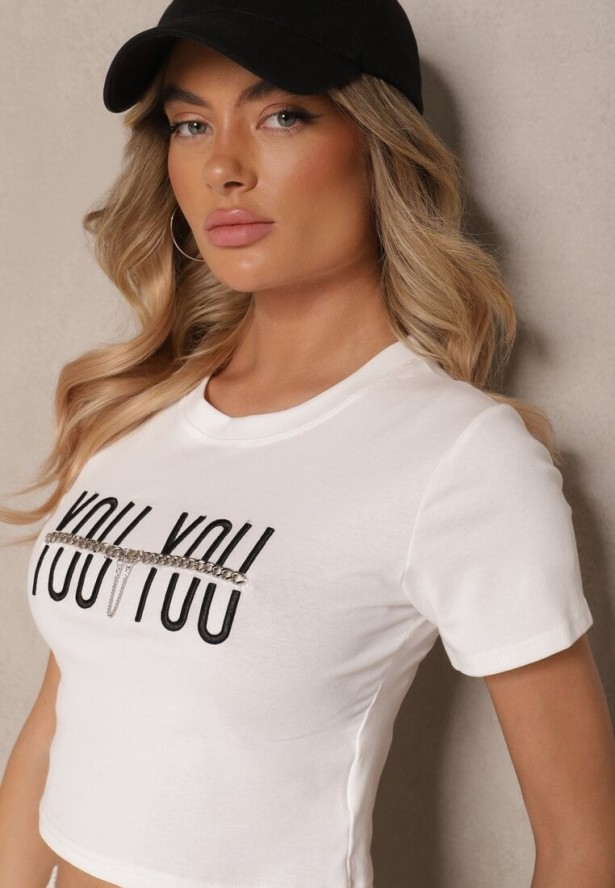Biały T-shirt z Bawełny Ozdobiony Łańcuchem i Napisem Olithel