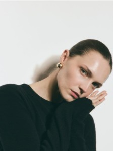 Wełniany sweter z klamrą - czarny