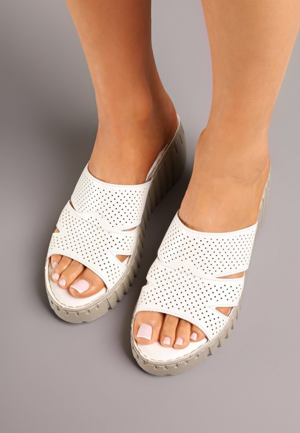 Białe Klapki Vices na Koturnie z Perforacją Sarvelina