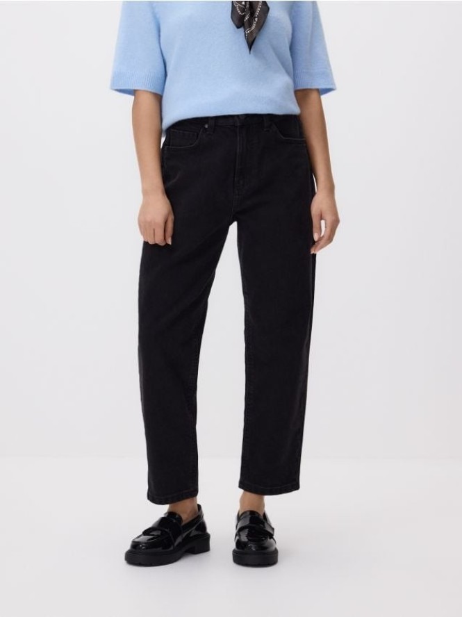 Jeansy mom fit slim z krótszą nogawką - czarny