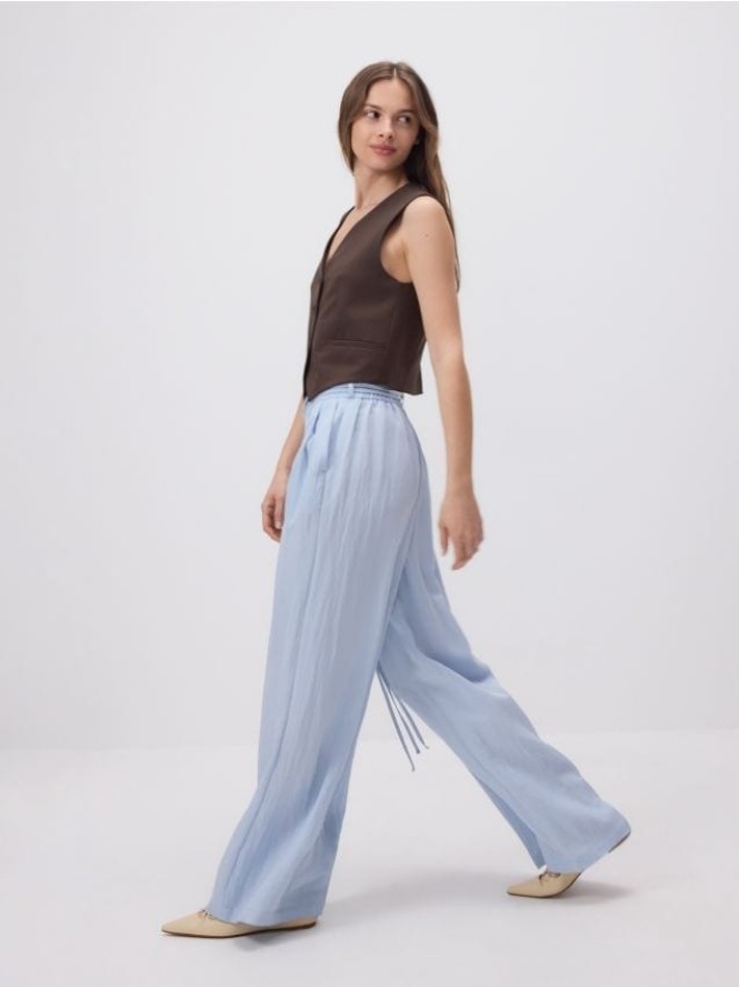 Luźne spodnie z paskiem - jasnoniebieski