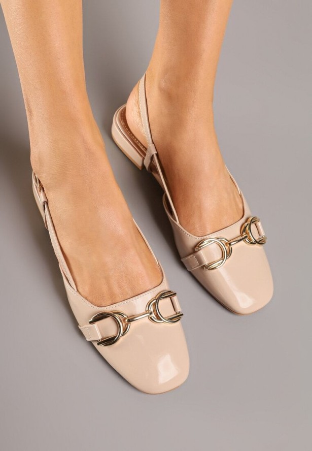 Beżowe Lakierowane Sandały Bez Pięty z Metalową Ozdobą Sonatiela