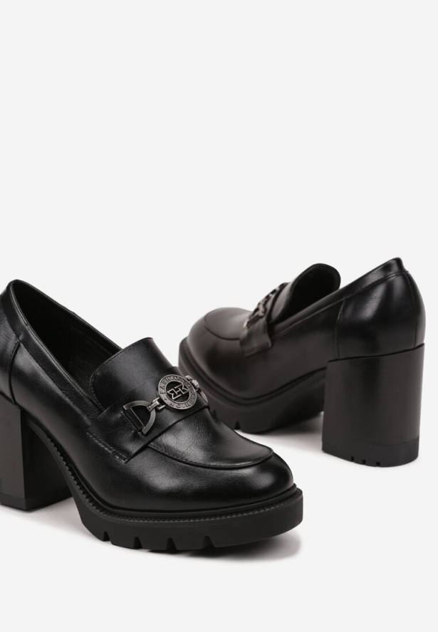 Czarne Półbuty Typu Mokasyny na Słupku Zdobione Aplikacją Felineth