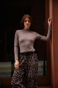 Bluzka z golfem brązowa