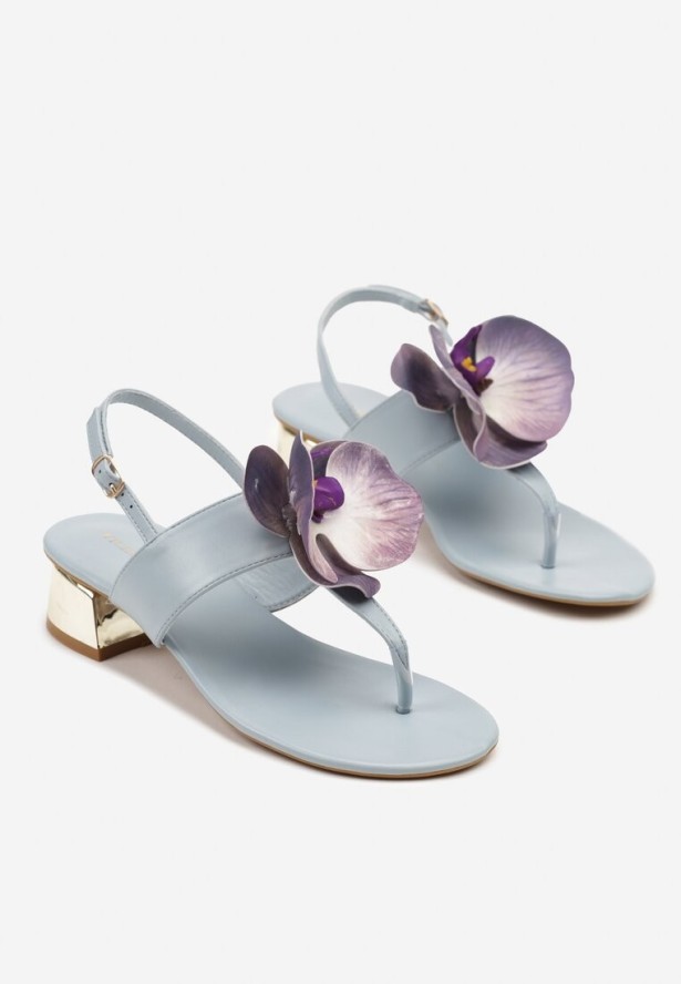 Niebieskie Sandały w Stylu Japonek Vices na Niskim Słupku z Kwiatowym Zdobieniem Natrina