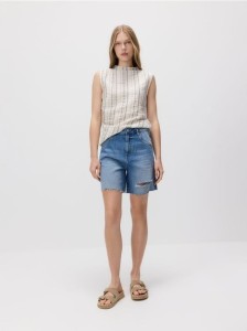 Jeansowe szorty z przetarciem - niebieski