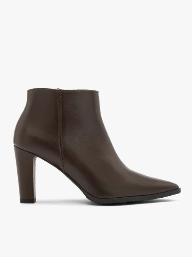 Ciemnobrązowe botki na słupku