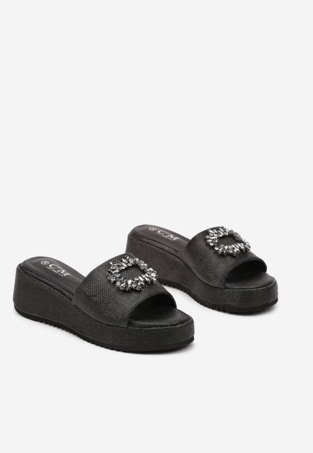 Czarne Klapki na Koturnie z Elegancką Aplikacją z Cyrkoniami Nonoriel