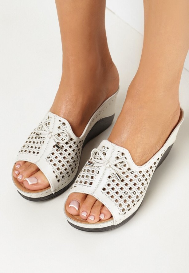 Beżowe Klapki na Niewysokim Koturnie z Szerokim Ażurowym Paskiem Hotali