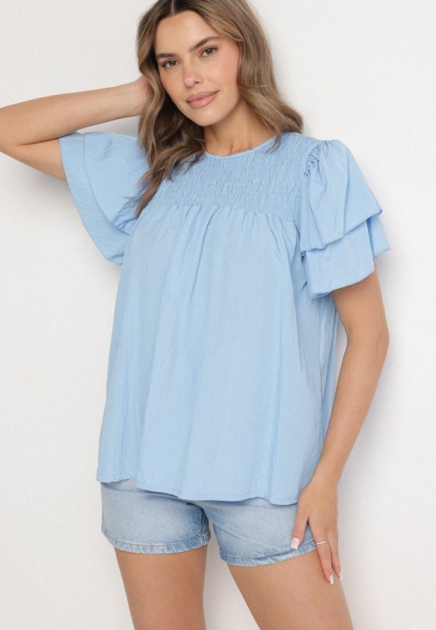 Jasnoniebieska Bluzka z Wiskozą o Trapezowym kroju z Falbankami i Elastyczną Wstawką Dorlimi