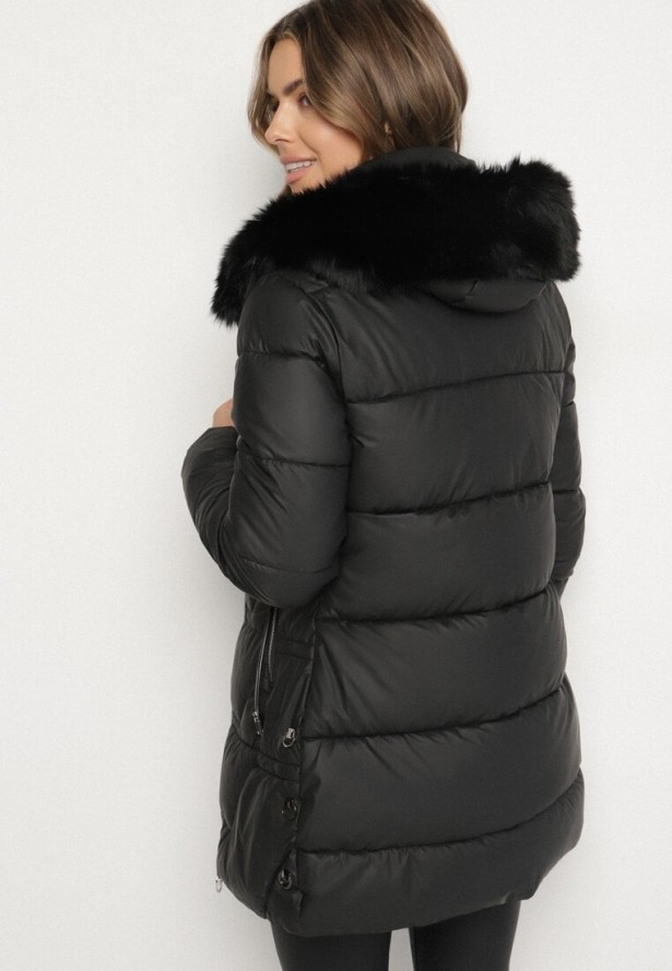Czarna Taliowana Kurtka Pikowana z Kapturem z Futrem Nalaseva