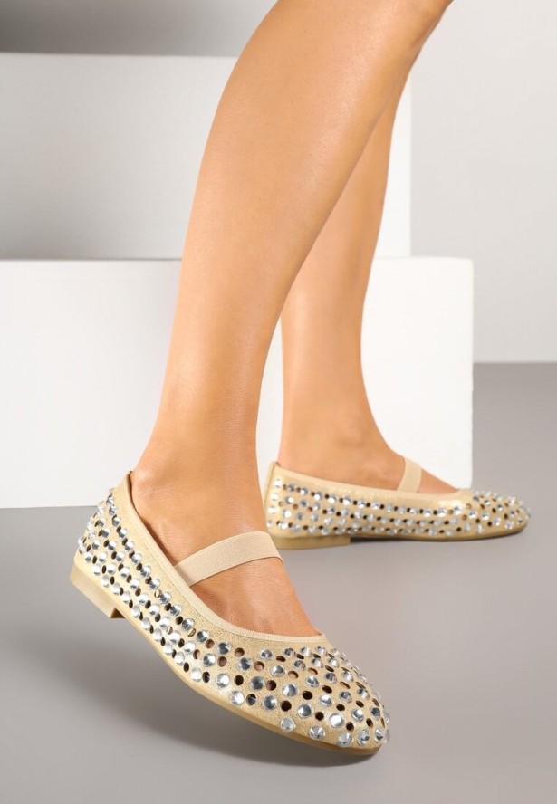 Złote Balerinki Ozdobione Ażurową Cholewką i Cyrkoniami Aseleldi