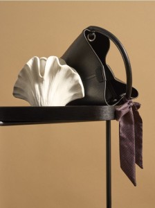 Torebka z kosmetyczką i dopinanym paskiem - czarny