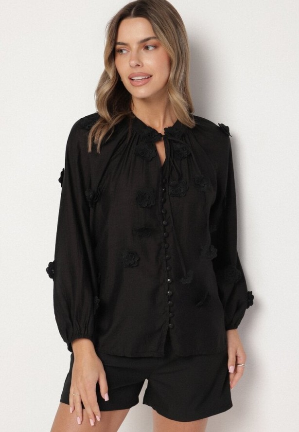 Czarna Koszula z Wiskozy Zdobiona Kwiatowymi Aplikacjami i Wiązaniem Sadevire