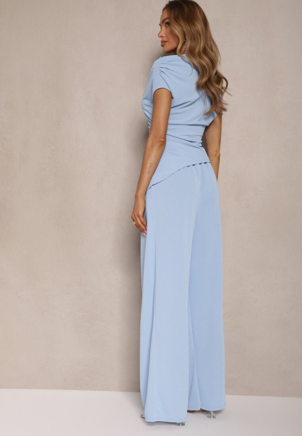 Niebieski Komplet Spodnie o Szerokim Kroju i Asymetryczna Bluzka z Marszczeniem Nitara