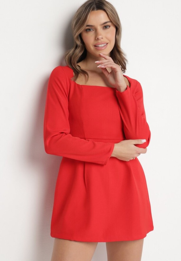 Czerwona Sukienka Taliowana z Kwadratowym Dekoltem Jelzemis