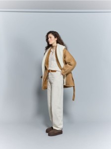 Sweter z ozdobnym splotem - kremowy