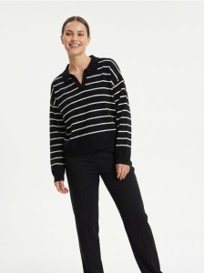 Sweter w paski z kołnierzykiem - czarny