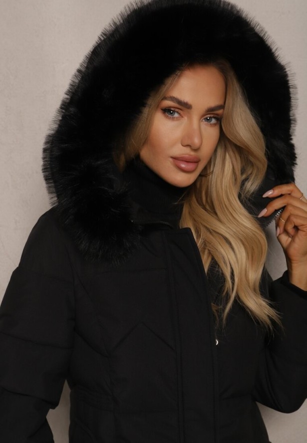 Czarna Taliowana Kurtka z Pikowanymi Przeszyciami i Kapturem z Futerkiem Tintelira