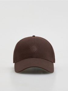 Czapka z daszkiem z haftem - ciemnobrązowy